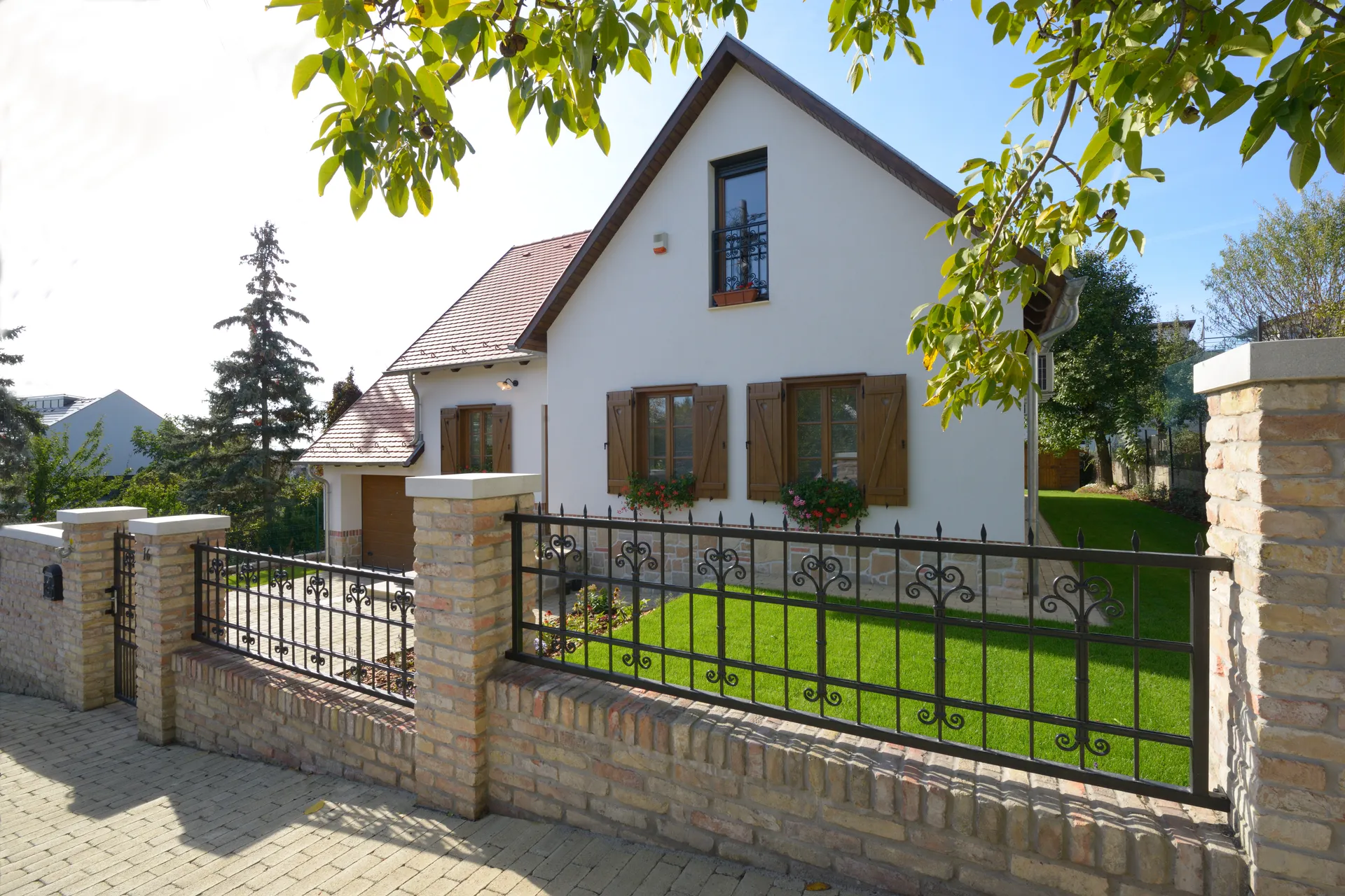 Családi ház Üröm